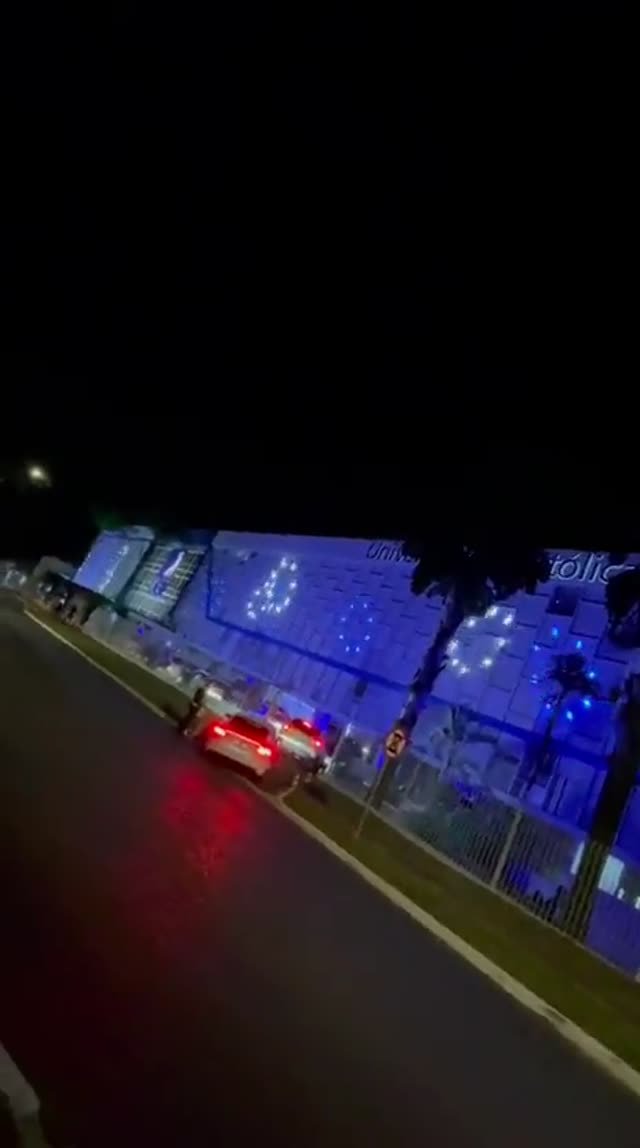 Painéis e luz em evento noturno