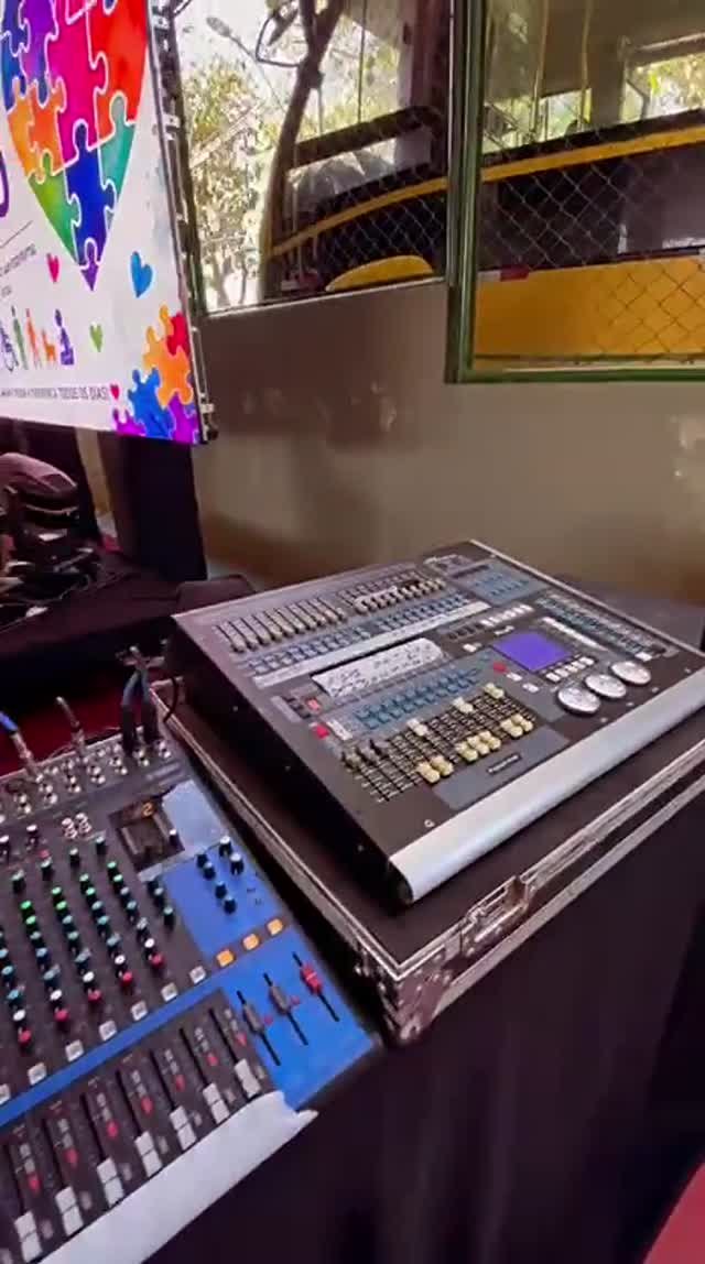 Mesa de som e painel de LED